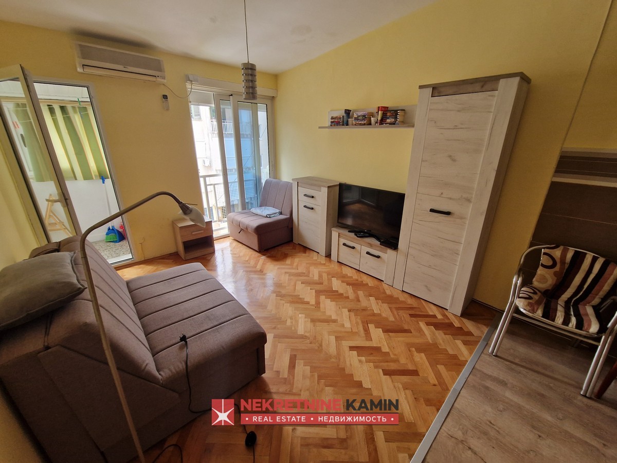 Manji jednosoban stan iza hotela Slavija, Budva 